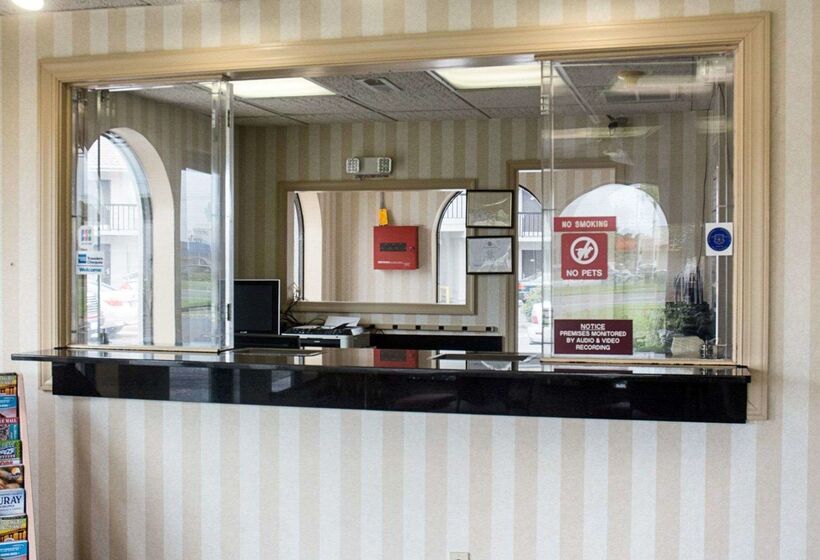 هتل Econo Lodge Chesapeake Route 13 And I 464