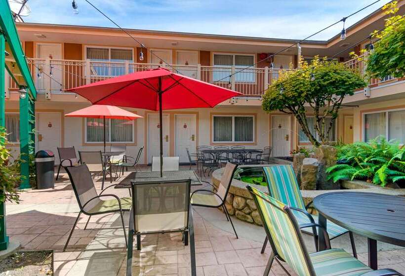 هتل Econo Lodge Inn & Suites