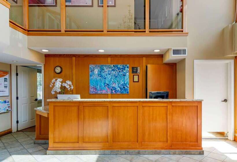 هتل Econo Lodge Inn & Suites