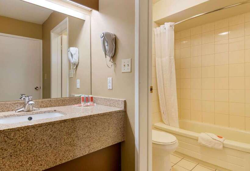 هتل Econo Lodge Inn & Suites