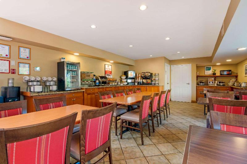 هتل Econo Lodge Inn & Suites