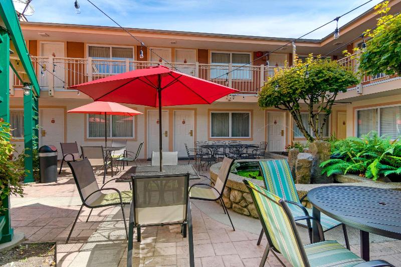 هتل Econo Lodge Inn & Suites