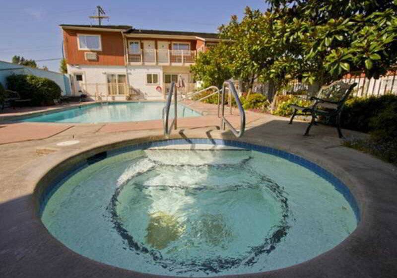 هتل Econo Lodge Inn & Suites