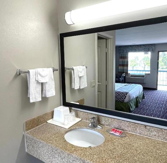 هتل Econo Lodge Inn & Suites