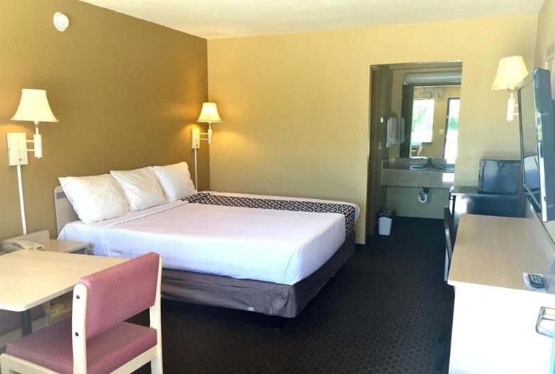هتل Econo Lodge Inn & Suites