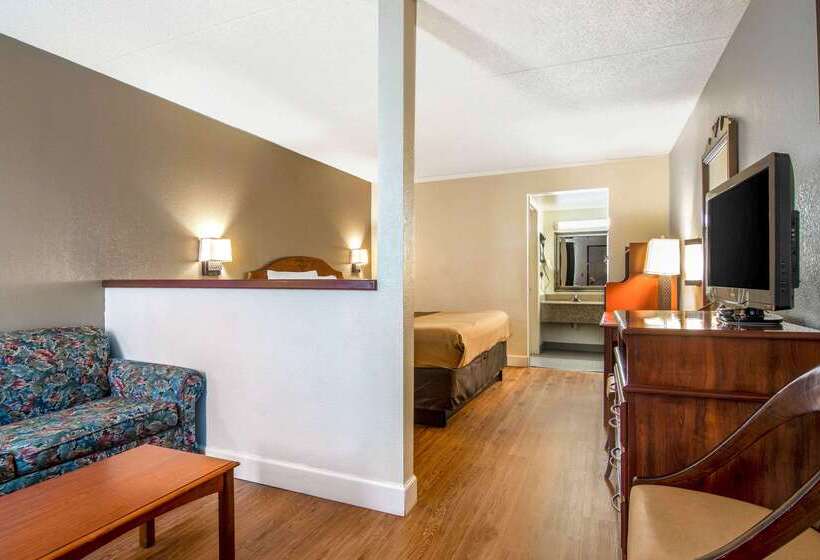 فندق Econo Lodge Inn & Suites