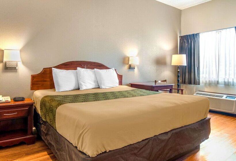 فندق Econo Lodge Inn & Suites