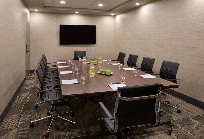 هتل Four Points By Sheraton Windsor Downtown