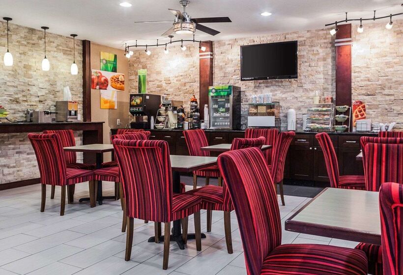 هتل Quality Inn & Suites Des Moines Airport