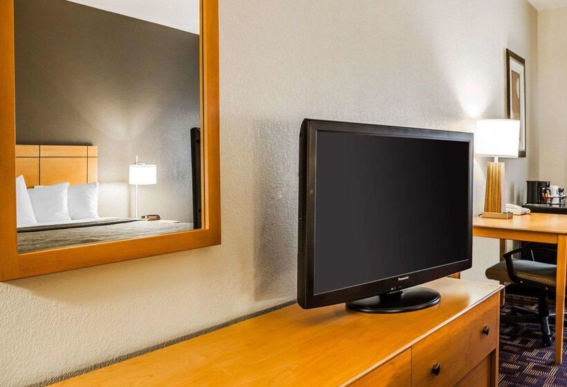 هتل Quality Inn & Suites Des Moines Airport