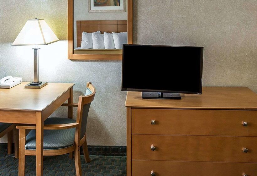 هتل Quality Inn At Collins Road  Cedar Rapids