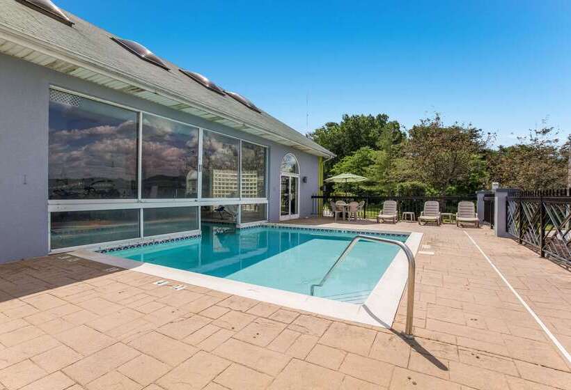 Отель Quality Inn