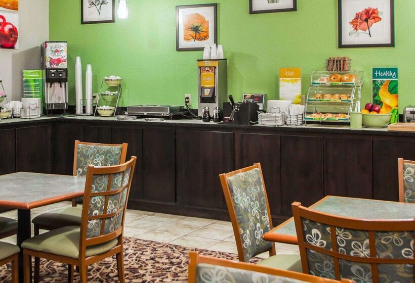 هتل Quality Inn Near I72 And Hwy 51