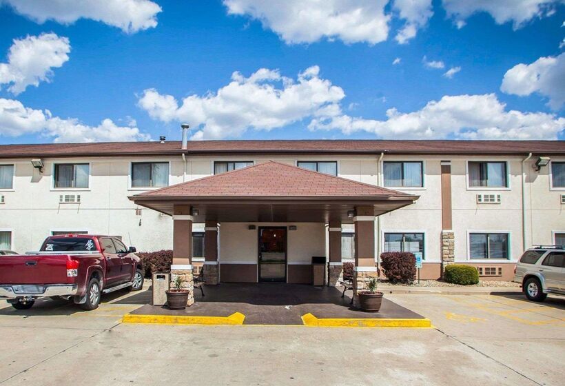 هتل Quality Inn Near I72 And Hwy 51