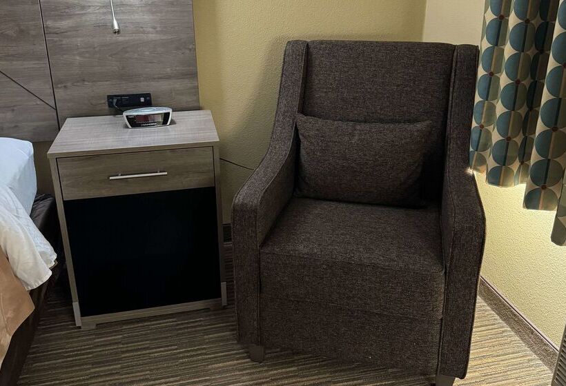 هتل Quality Inn Near I72 And Hwy 51