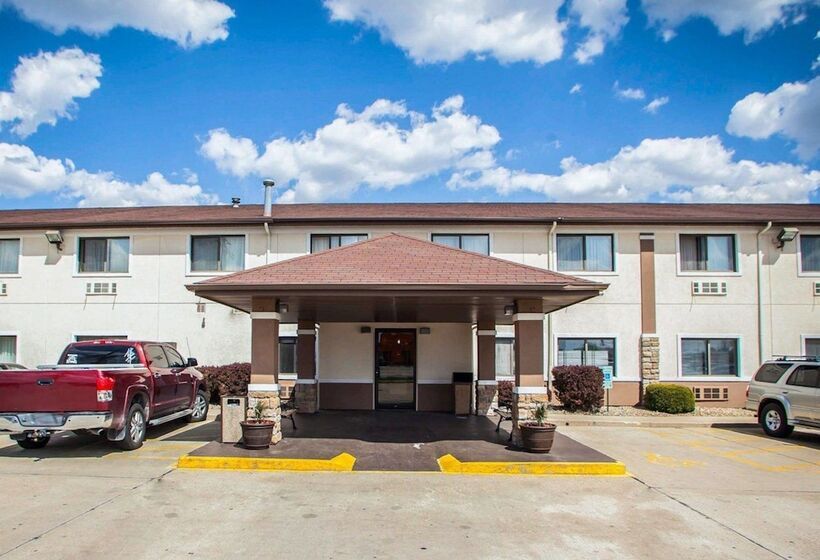 هتل Quality Inn Near I72 And Hwy 51