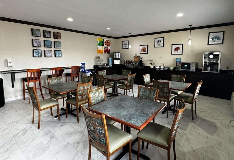 هتل Quality Inn Near I72 And Hwy 51