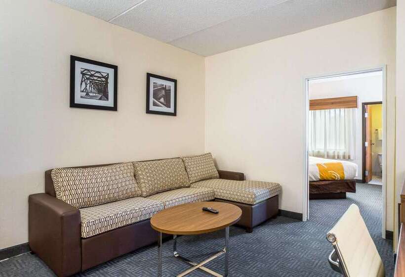 هتل Quality Suites Lansing