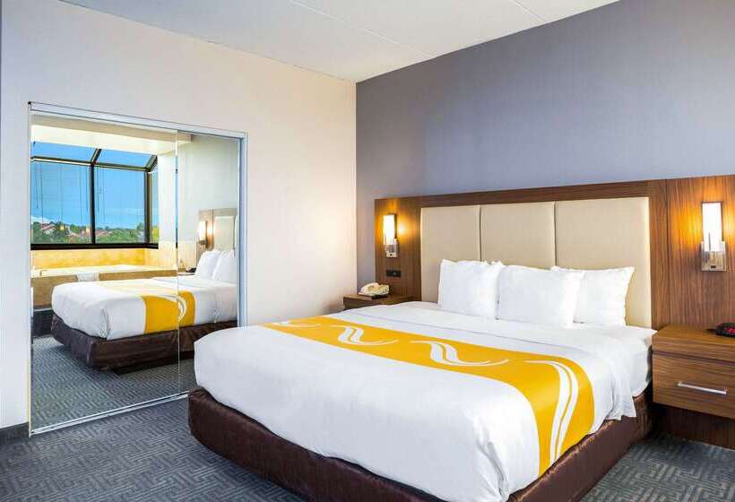 Отель Quality Suites