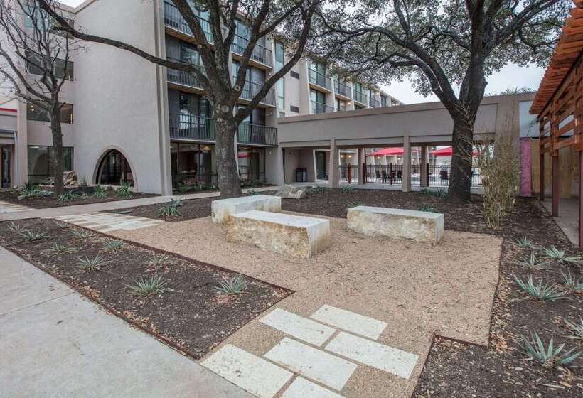 هتل Ramada By Wyndham Austin South