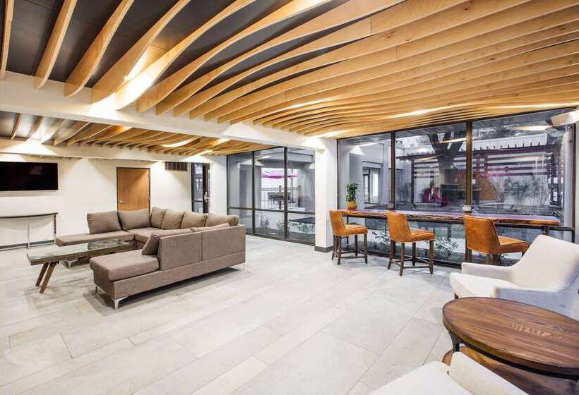 هتل Ramada By Wyndham Austin South