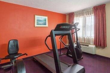 هتل Red Carpet Inn Elkton