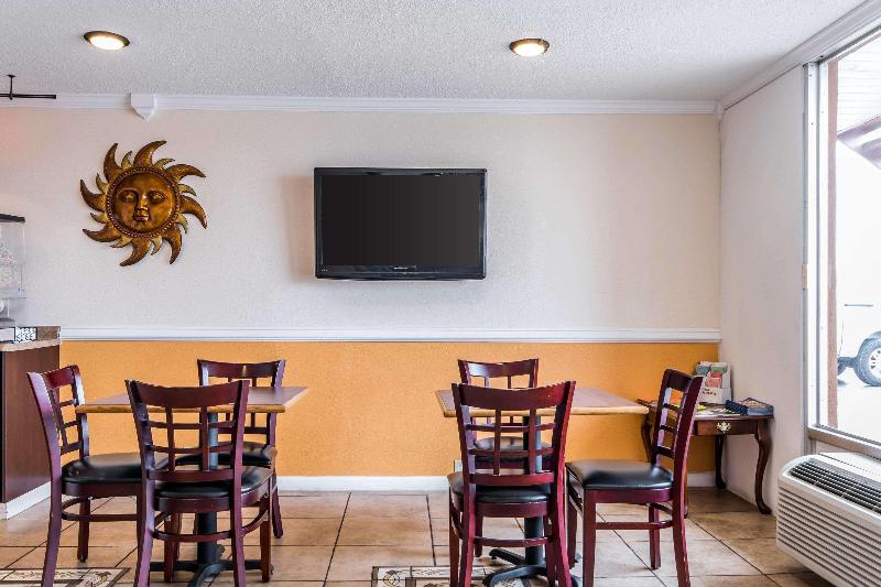 בית מלון כפרי Rodeway Inn