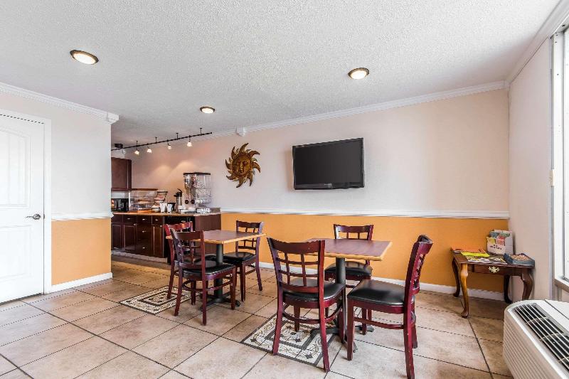 בית מלון כפרי Rodeway Inn