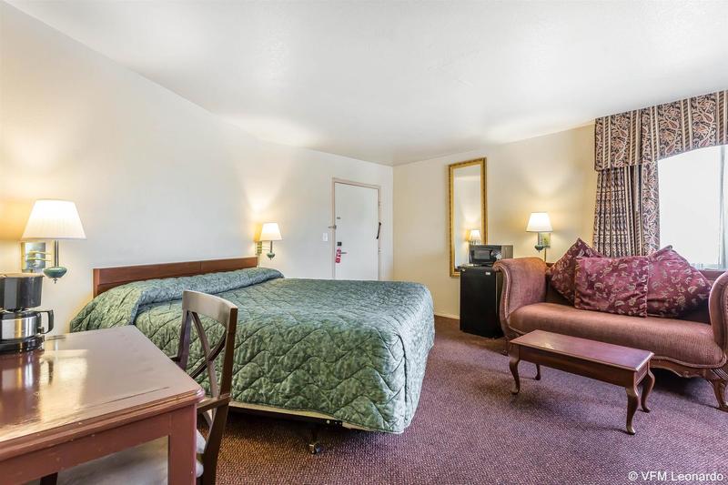Отель Rodeway Inn Magic Mountain Area