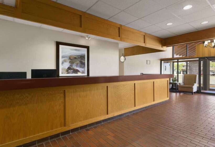 هتل Travelodge By Wyndham Thunder Bay On