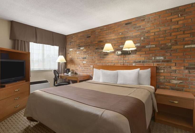 هتل Travelodge By Wyndham Thunder Bay On