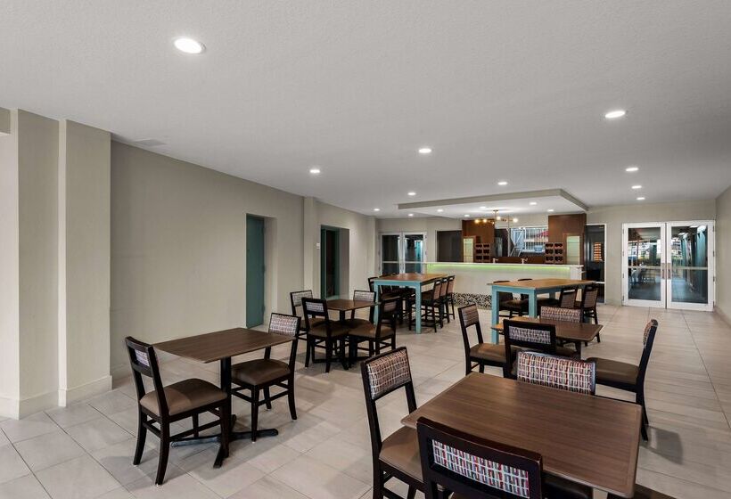 هتل Wyndham Garden Ankeny