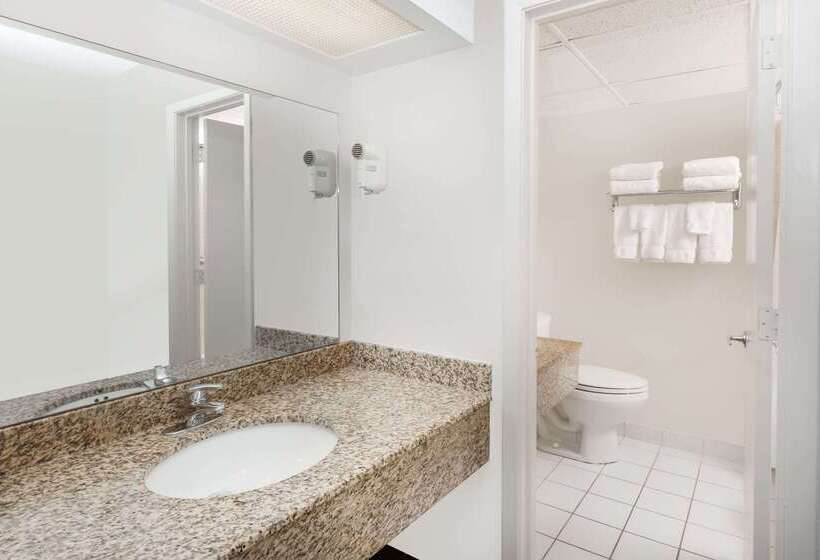 هتل Wyndham Garden Ankeny