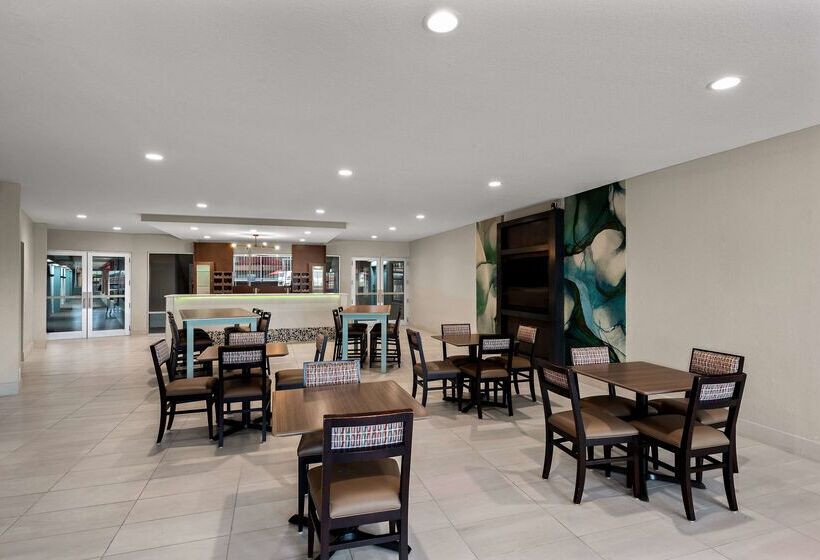 هتل Wyndham Garden Ankeny