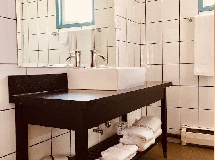 Отель Alpine Inn & Suites