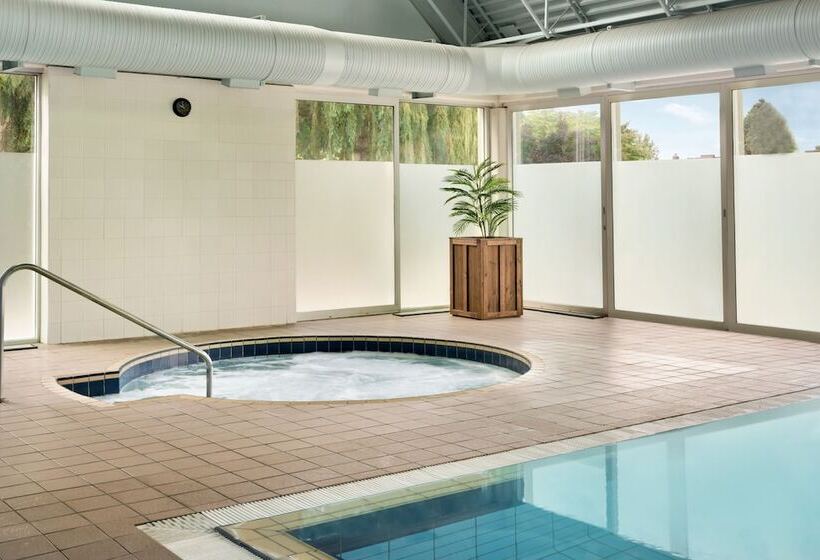 Coast Chilliwack Hotel By Apa