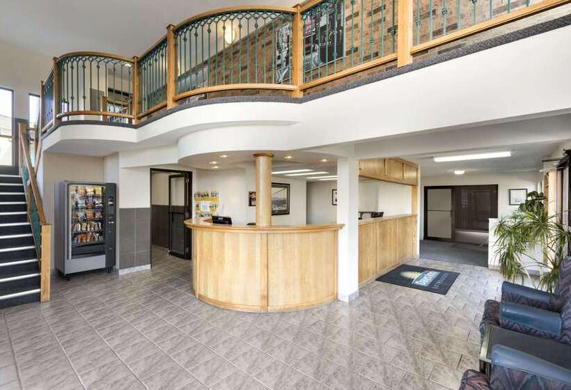בית מלון כפרי Days Inn By Wyndham Lethbridge