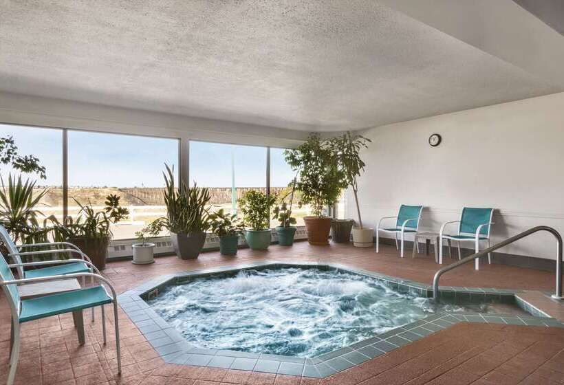 בית מלון כפרי Days Inn By Wyndham Lethbridge