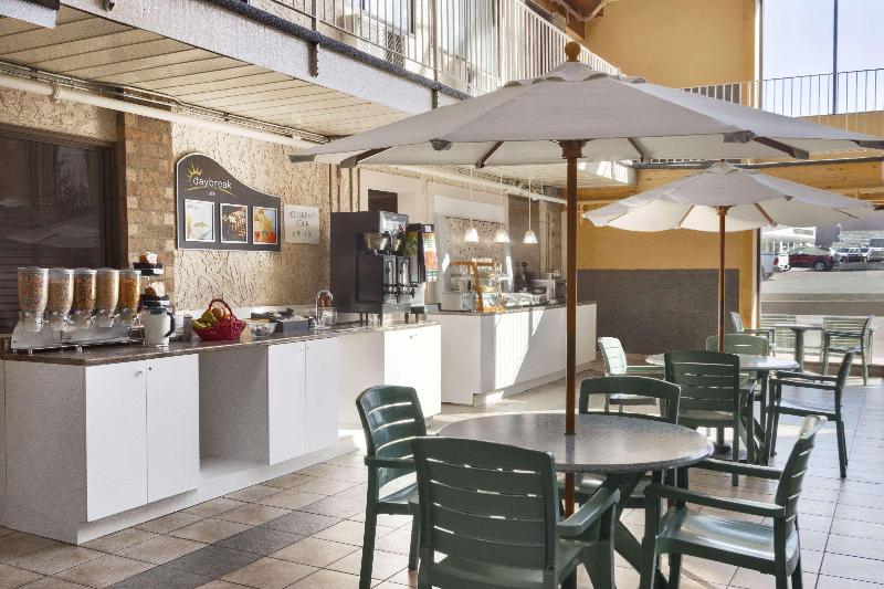 בית מלון כפרי Days Inn By Wyndham Lethbridge