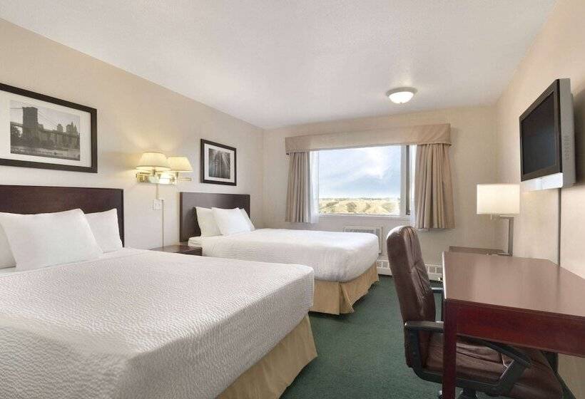 בית מלון כפרי Days Inn By Wyndham Lethbridge