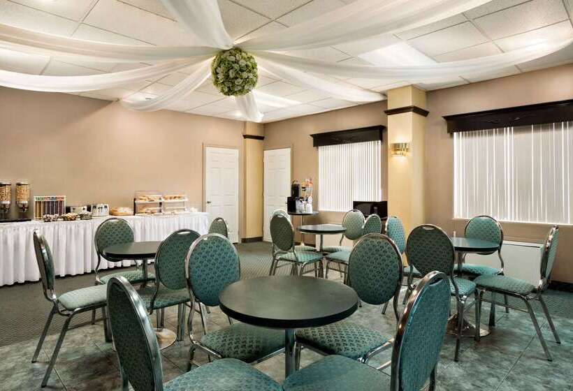 Отель Days Inn By Wyndham Ste. Helene De Bagot