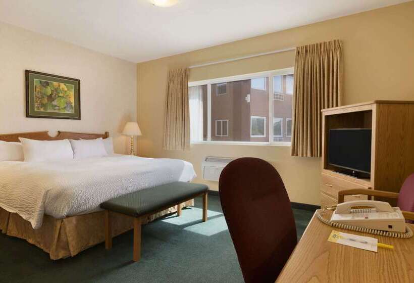 هتل Days Inn By Wyndham Penticton Conference Centre