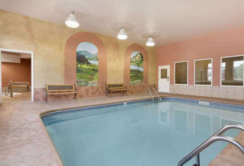 هتل Days Inn By Wyndham Penticton Conference Centre
