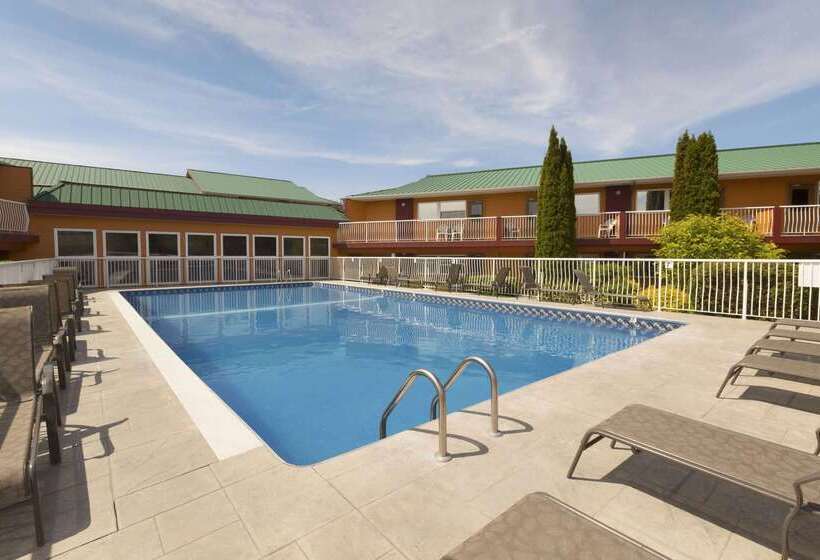 هتل Days Inn By Wyndham Penticton Conference Centre