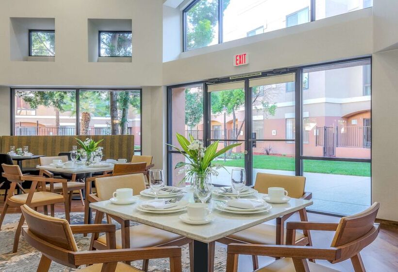 בית מלון כפרי Doubletree Suites By Hilton  Sacramento – Rancho Cordova