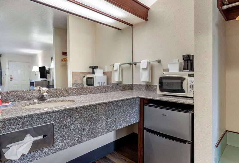 هتل Econo Lodge Portland Airport