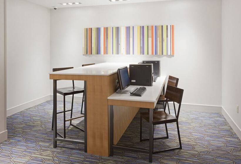 Отель Holiday Inn Express Roseville St. Paul, An Ihg