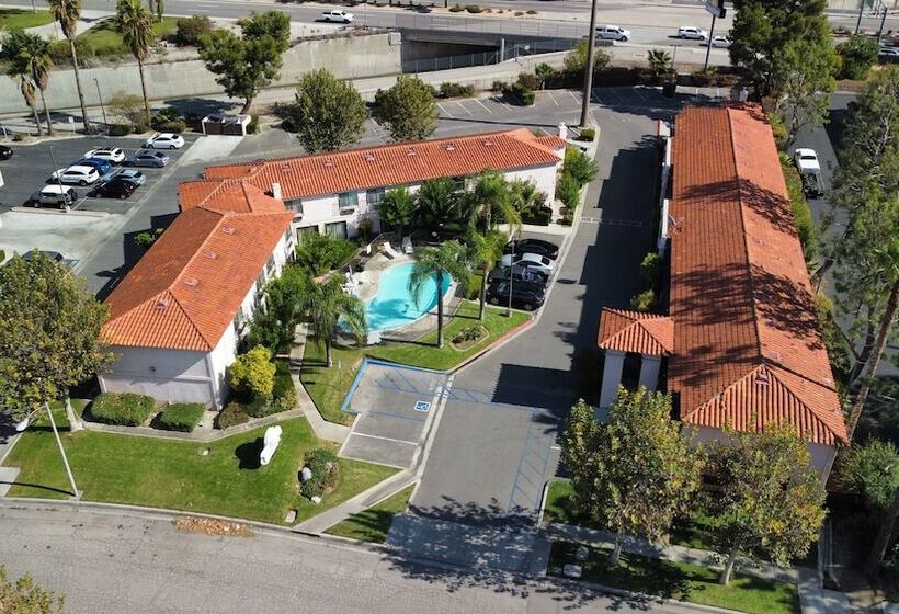 בית מלון כפרי Hospitality Inn