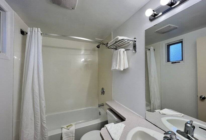Отель Knights Inn Lethbridge