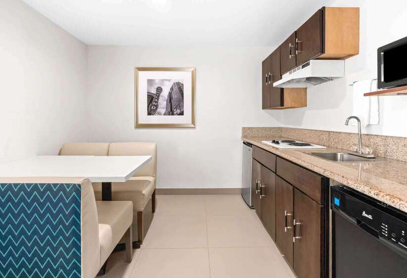 هتل La Quinta By Wyndham Portland Nw